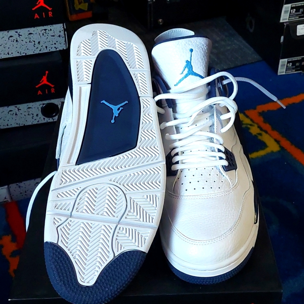 Jordan 4s - Picture 4 of 4